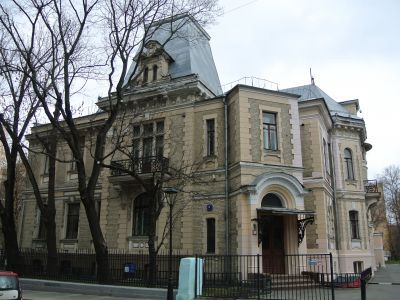 Главный дом, 1913 г., 1930-е гг., архитекторы Р.И.Клейн, К.С.Алабян, А.В.Власов, художники М.М.Адамович, Л.А.Бруни. Здесь в 1900-х гг. бывали Л.О.Пастернак и Б.Л.Пастернак