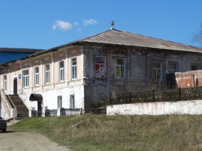 Двухэтажное каменное здание конторы Каслинского завода