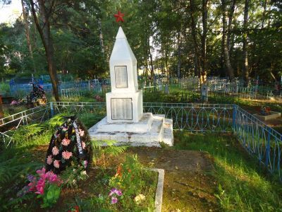 Братская могила воинов Советской Армии, здесь же захоронен Ковтюлев Дмитрий Филиппович (1918 - 1945), Герой Советского Союза