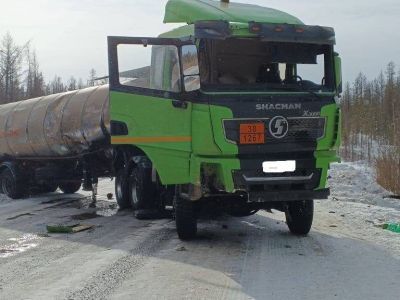 В Якутии столкнулись два большегруза. Трое человек пострадали