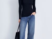 Джемпер приталенного силуэта с округлым вырезом