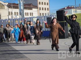 В Якутске на площади Республики открыли большой театральный сезон