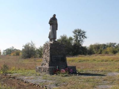 Братская могила советских воинов