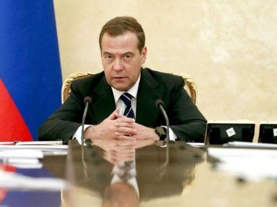 Медведев поручил пресечь распространение никотиносодержащих товаров вне торговых точек