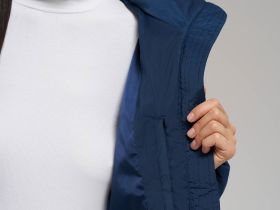 Стеганая куртка с искусственным утеплителем