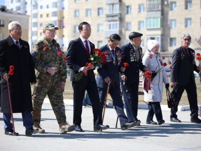 В Якутске возложили цветы к монументу воинам, павшим во время Великой Отечественной войны