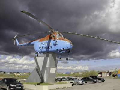 Вертолет МИ-4 - первенец безаэродромной авиации, обслуживающий геологов, оленеводов и рыбаков Большеземельской тундры