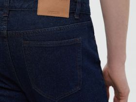 Джинсы зауженного кроя