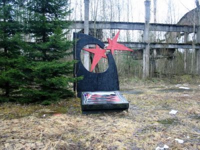 Памятное место, где в январе 1943 г. при прорыве Блокады Ленинграда проходили ожесточенные бои советских войск; сохранились руины завода. Установлен памятный знак-стела