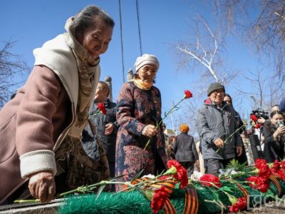 К мемориальной доске воинам-журналистам Якутии возложили цветы