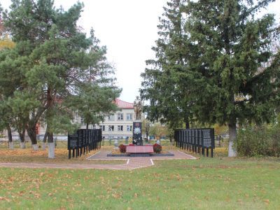 Братская могила  советских воинов, погибших в боях с фашистскими захватчиками в 1943 году.  Захоронено 43 человека, имена установлены. Скульптура советского воина