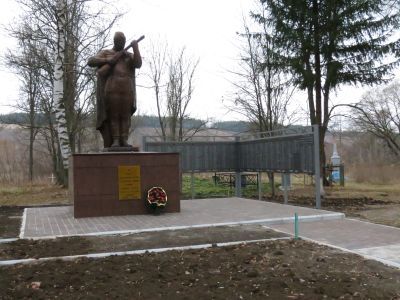 Братская могила советских воинов, погибших в боях с фашистскими захватчиками в 1943 году. Захоронено 155 человек, имена установлены. Скульптура советского воина