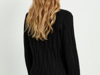 Джемпер полуприлегающего силуэта с округлой горловиной