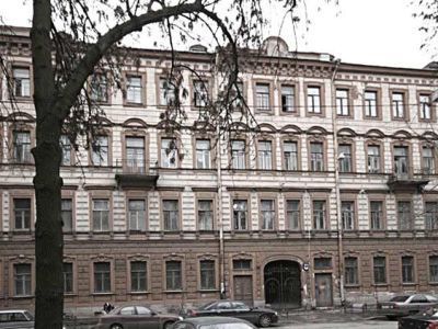 Дом, где жили: в 1862-1863 гг. - писатель Салтыков-Щедрин М.Е., в 1870 г. - художник Репин И.Е., в 1882-1898 гг. - художник Шишкин И.И.