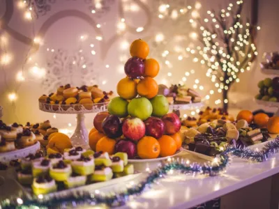 Что должно быть на новогоднем столе 2025: чем задобрить Змея