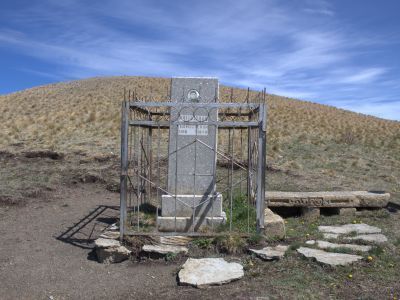 Стелы надмогильные (3 ед.)