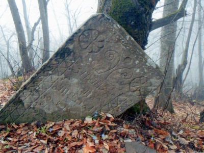 Стелы надмогильные (2 ед.)