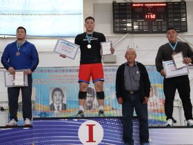 Международный турнир по мас-рестлингу в Якутии запомнился сенсациями