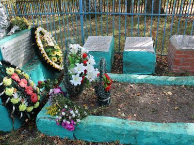 Братская могила 61 советского воина, погибшего в 1943 г. при освобождении района от немецко-фашистских захватчиков. Установлена скульптура