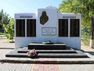 Братская могила советских воинов, погибших в период Сталинградской битвы