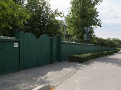 Забор с двумя воротами