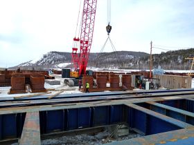 Специалисты приступили к сборке коффердамов для строительства пилонов Ленского моста