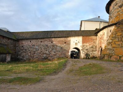 Прясло между пристенком и Никольской башней с Никольскими воротами