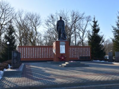 Братская могила советских воинов, погибших в боях с фашистскими захватчиками в 1943 году. Захоронено 62 человека, имена 29 человек установлены. Скульптура советского воина