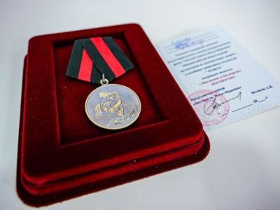 Посмертную медаль якутского красноармейца, найденную поисковиками, передали родственникам