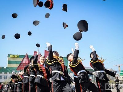 В Якутске прозвучал последний звонок для выпускников кадетской школы