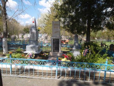 Братская могила мирных жителей - жертв фашистского террора и могила разведчика Г.А.Коншина