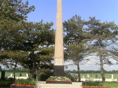 Братская могила советских воинов