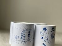 Свеча в керамическом стакане с авторским рисунком "Девочки и голуби", аромат Янтарь и слива