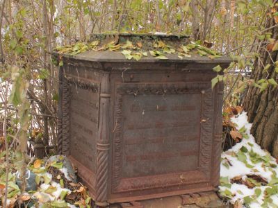 Надгробие на могиле М.Е. Комиссарова