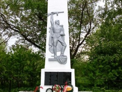 Обелиск воинам-односельчанам, павшим в годы Великой Отечественной войны 1941-1945 гг., автор В.Г.Жуков, 1967 г.
