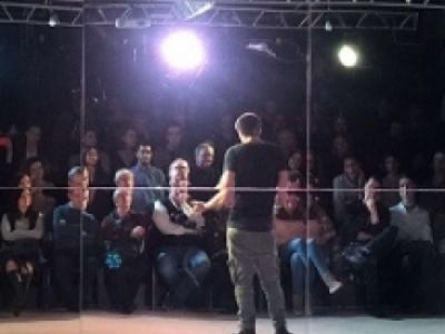 Взрослые снаружи