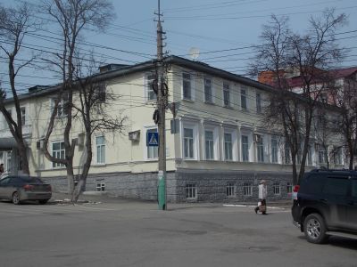 Здание бывшего клуба Соединенного собрания, где: в 1918-1928 годах размещался Пензенский городской Совет первого созыва, в 1923 году – первый в г. Пензе Центральный клуб пионеров; выступали: в 1914 году – поэт В.В.Маяковский, в 1918 году – один из политич