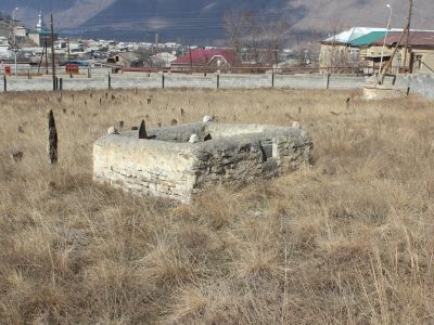 Гробница с 2-мя стелами