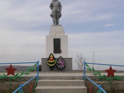 Братская могила советских воинов, погибших в боях с фашистскими захватчиками