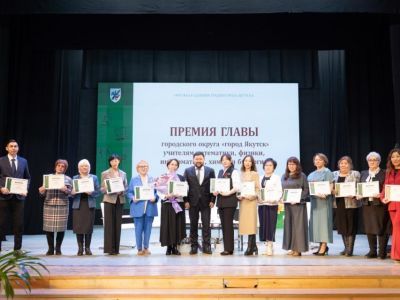 Евгений Григорьев вручил учителям Якутска премию главы города