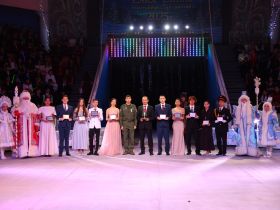 Лучших школьников чествовали на Ёлке главы Якутии