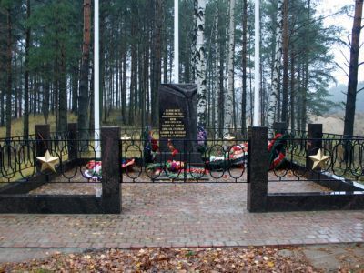 Памятник-стела летчикам КБФ, погибшим здесь 17 октября 1941 г.