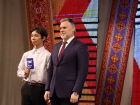 В День народного единства в Якутске юным якутянам вручили первые паспорта