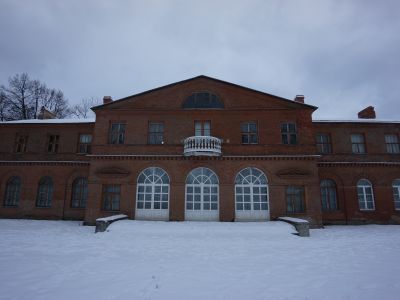 Главный усадебный дом и парк, принадлежавший Оленину Алексею Николаевичу, у которого бывали: А.С.Пушкин, И.А.Крылов, А.С.Грибоедов, М.И.Глинка,  К.П.Брюллов и др.