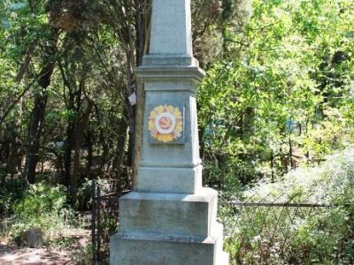 Братская могила советских воинов