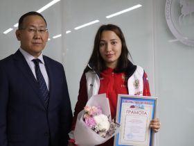 В Якутске поздравили победительниц первенства России по женской борьбе