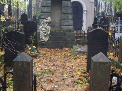 Надгробие на семейном участке Фульдов, на могиле: - Фульда Хелен (1869-1885 гг.); - Фульда Софи (1874-1880 гг.); ограда, конец XIX - начало XX вв.