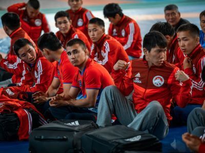 Айсен Николаев вручил сборной Якутии по вольной борьбе спортивную экипировку