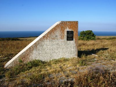 Памятный знак в честь Героя Советского Союза Б.Н.Аршинцева (авторы проекта В.Довженко, А.Могилева, И.Москаленко)