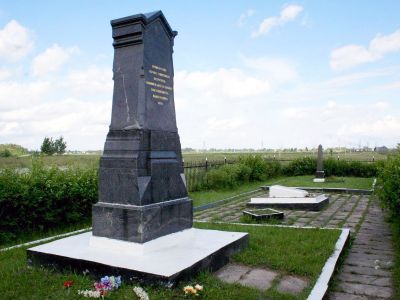 Братская могила погибших в 1919 г. при защите Петрограда от белогвардейских войск Юденича, и братская могила советских воинов, погибших в годы Великой Отечественной войны 1941-1945 гг.